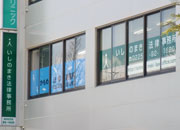 駅前のビルの2Fです。