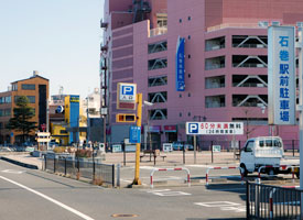 近くに無料駐車場がございます。